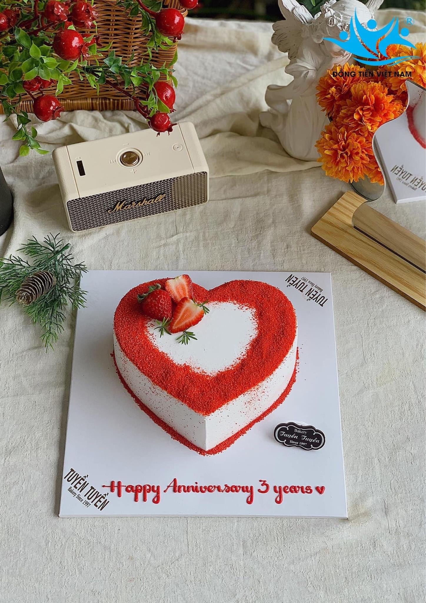 bánh cheeesecake trang trí bột rắc